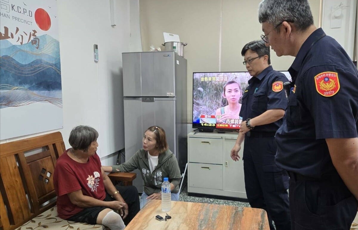 邱議瑩(左二)與警方人員到府關心鍾婆婆(左一)。 圖：邱議瑩初選競選總部/提供
