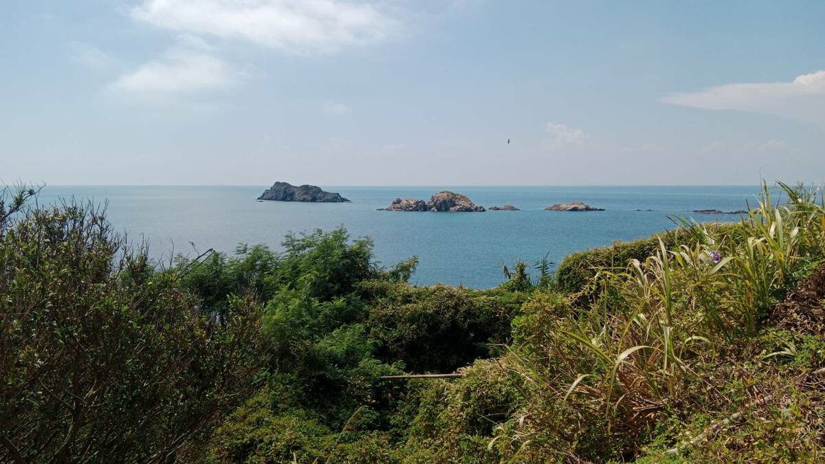 走在東洋山步道上，一邊是寬敞的山巒景緻，一邊則是懸崖的無限海景。 圖：孫家銘攝