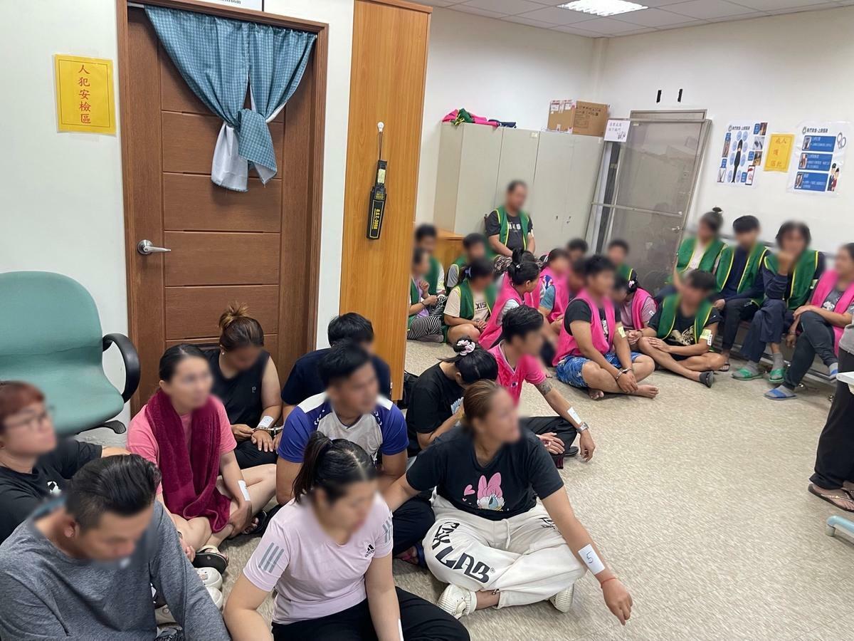 於移民署宜蘭縣專勤隊進行案件後續調查。 圖：移民署提供