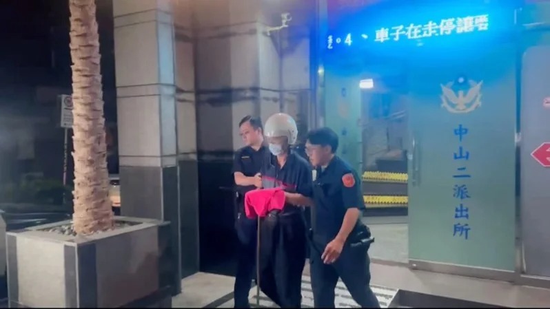 醫美診所丁斌煌醫師遭逮捕上銬。 圖：警方提供