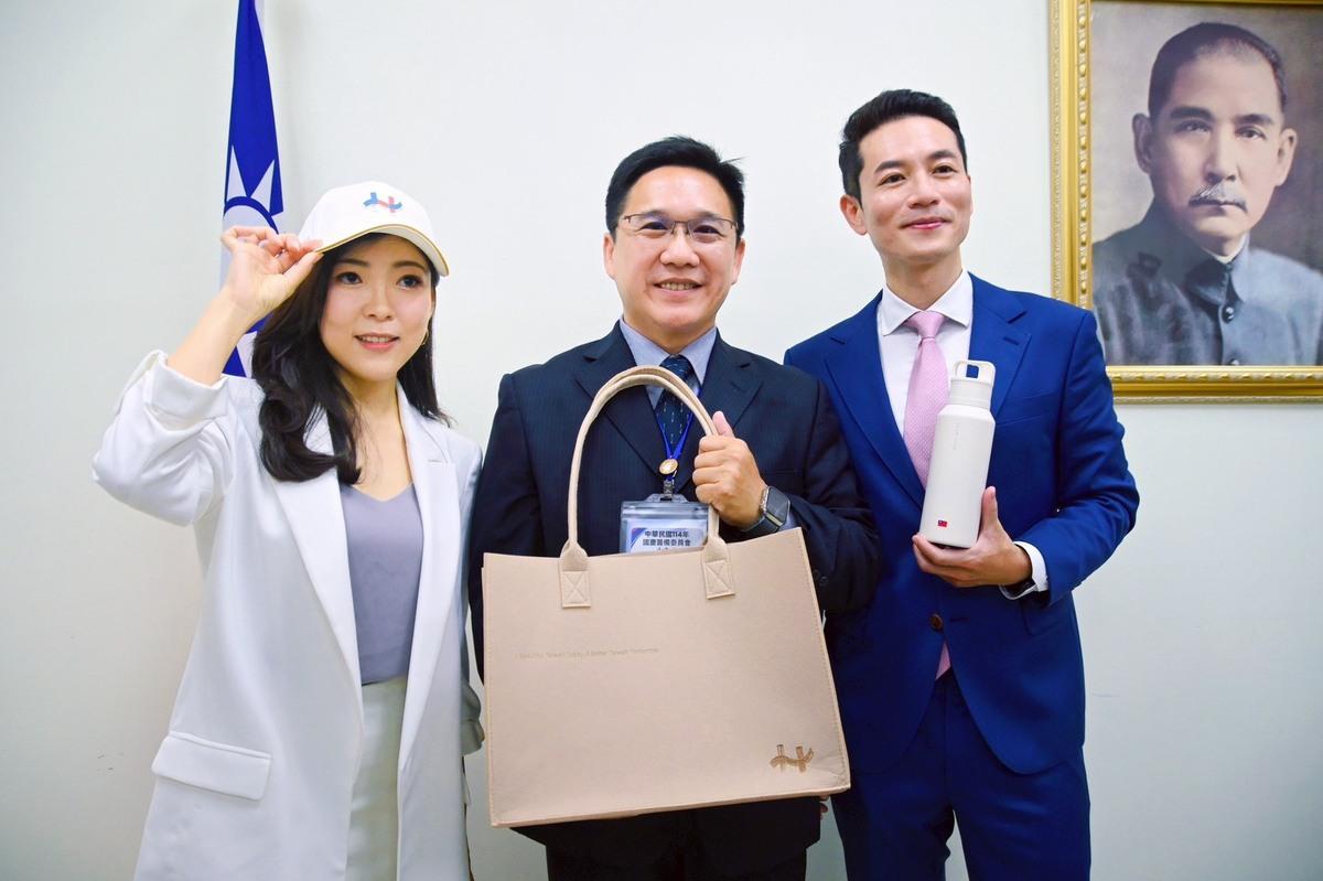 國慶籌備委員會今（18）日舉行記者會，正式公布今年的國慶禮品及國慶主持人。 圖：國慶籌備委員會/提供