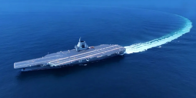 福建艦進行海試，穿台海，環太軍演前夕精準現身。 圖 : 翻攝自張斌說