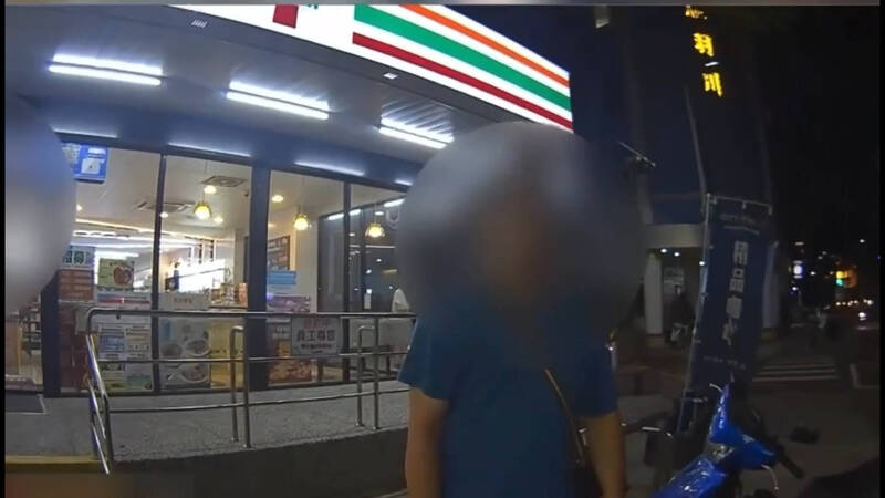 高雄李姓男子超商偷拍正妹，當場被抓包後苦苦哀求。 圖：警方提供