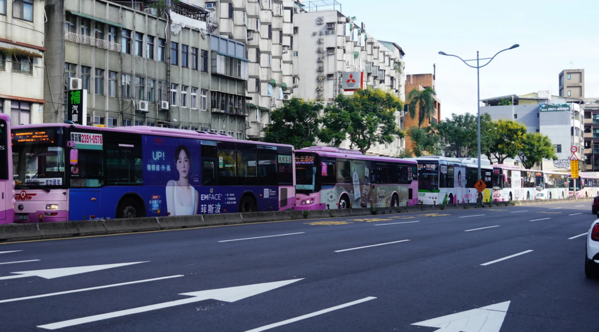 昨日下午3時羅斯福路五段往圓環的方向出現漫長的公車接龍，相當壅塞。 圖：翻攝自Threads