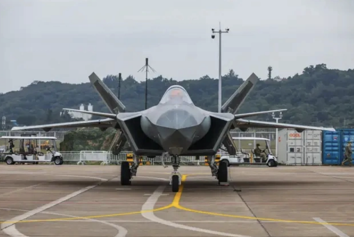 空軍航空兵重磅展品之一的殲-20 第五代戰鬥機，已於日前抵達長春大房身機場，並迅速滑入預定靜態展停機位。 圖：翻攝自 軍武次位面