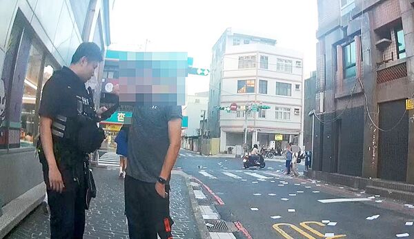 江姓男子昨日在桃園區某私校前拋撒傳單，指控學校老師欠款不還。 圖：警方提供
