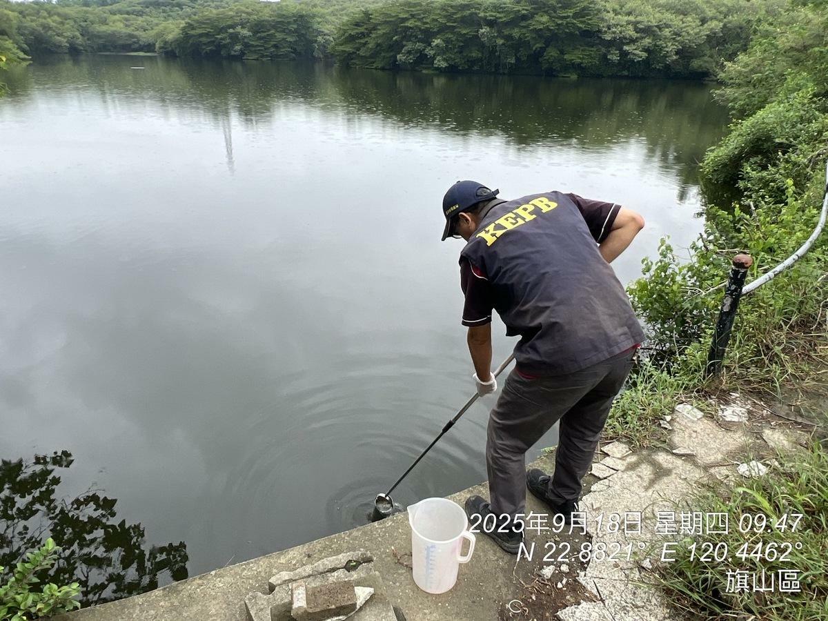 高市環保局至麗湖進行水質採樣。 圖：高雄市環保局/提供