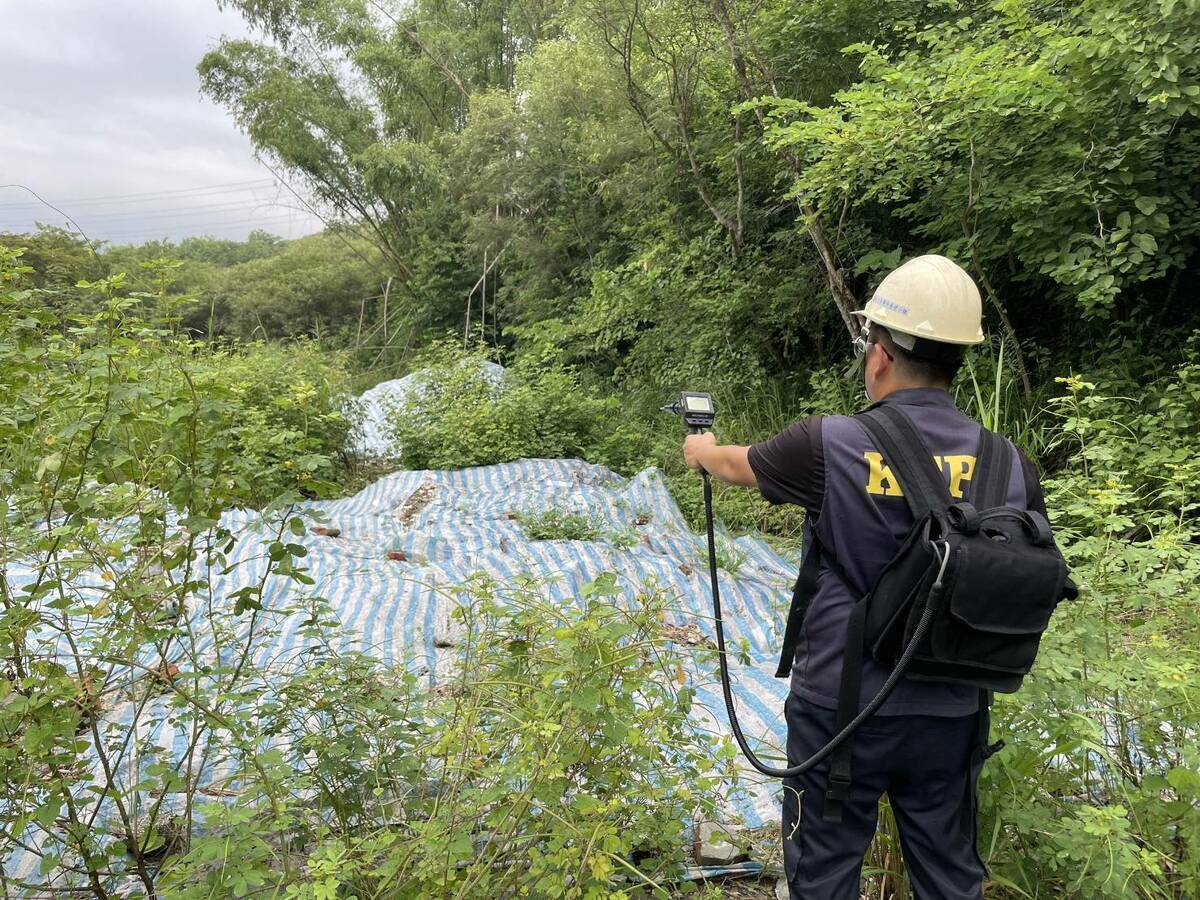 高市環保局至馬頭山棄置現場進行空品監測。 圖：高雄市環保局/提供