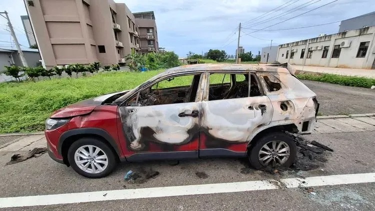 桃園賴姓男子因和女友吵架，竟砸壞路邊車輛並縱火焚毀。 圖：警方提供