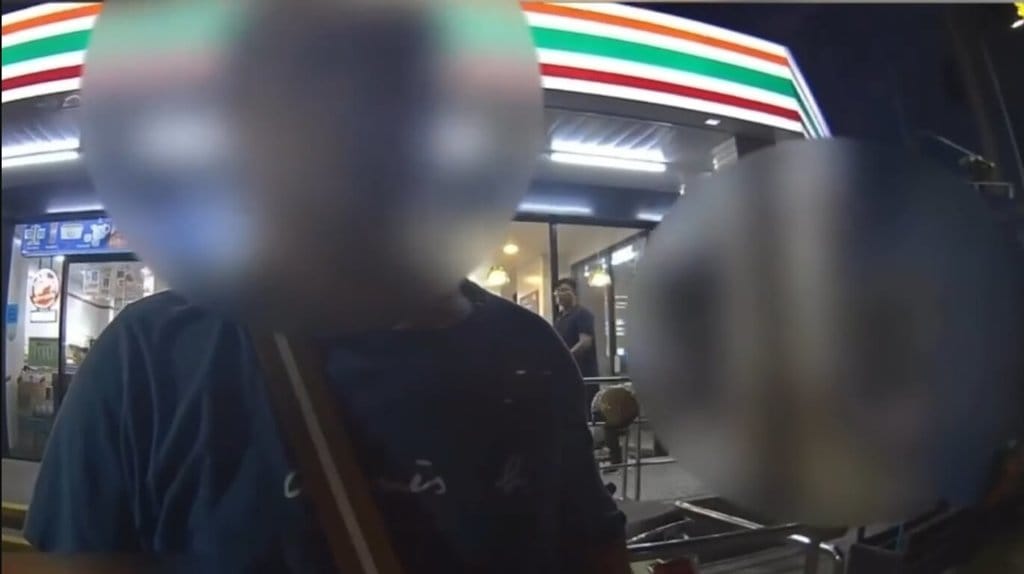 高雄市新興區一間超商17日晚間有男子（左）被控偷拍店內女子，涉案男子在員警到場後不斷道歉，稱已刪掉影像，由於受害女子堅持提出妨害秘密告訴與性騷擾防治法申訴，警方將依法處理，並視手機鑑識結果，再行接續偵辦，以維雙方權益。（高市新興警分局提供）中央社記者洪學廣傳真  114年9月18日