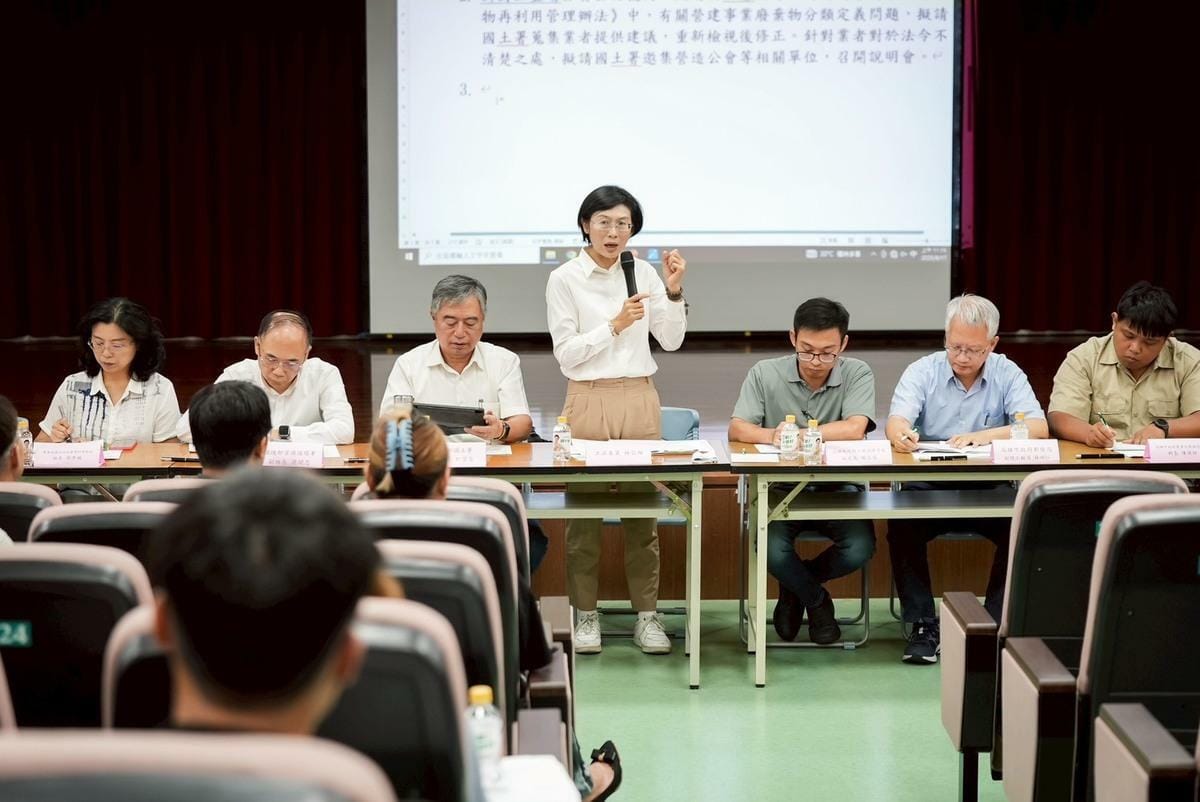 林岱樺(中)邀集中央及地方相關部門及公會代表召開協調會，解決廢棄物掩埋問亂象。 圖：林岱樺辦公室/提供