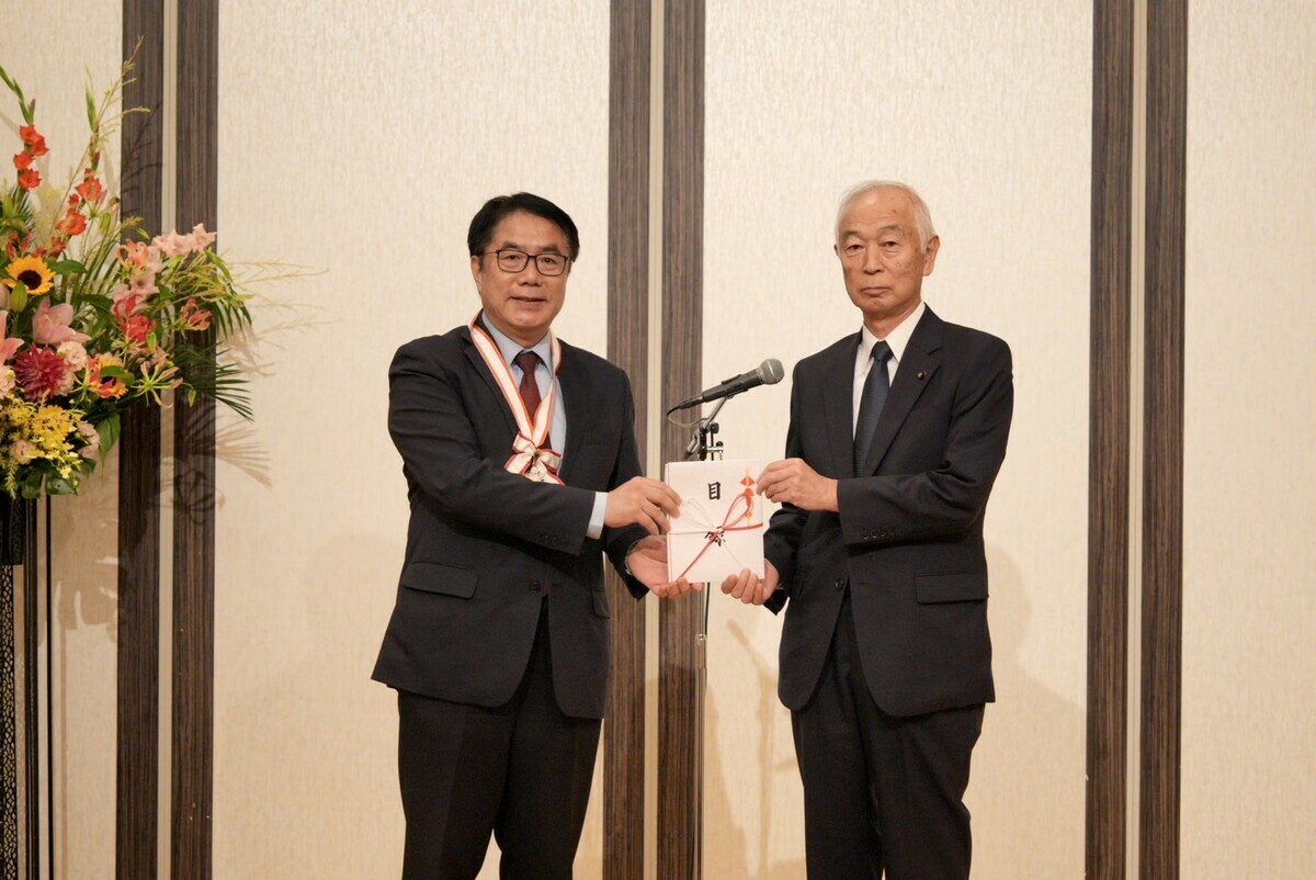台南市遭逢颱風丹娜絲襲擊，友誼市山形市各界發起為台南市募款賑災，台南市長黃偉哲應邀造訪山形市時，代表台南市民當面感謝山形市各界的溫暖扶持，特與捐款代表會面，並頒發感謝狀，表達深厚的感激之情。 圖：台南市政府提供