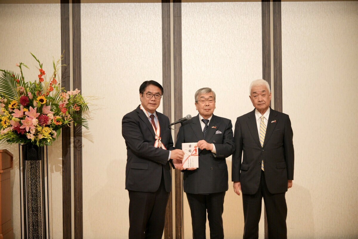 台南市遭逢颱風丹娜絲襲擊，友誼市山形市各界發起為台南市募款賑災，台南市長黃偉哲應邀造訪山形市時，代表台南市民當面感謝山形市各界的溫暖扶持，特與捐款代表會面，並頒發感謝狀，表達深厚的感激之情。 圖：台南市政府提供