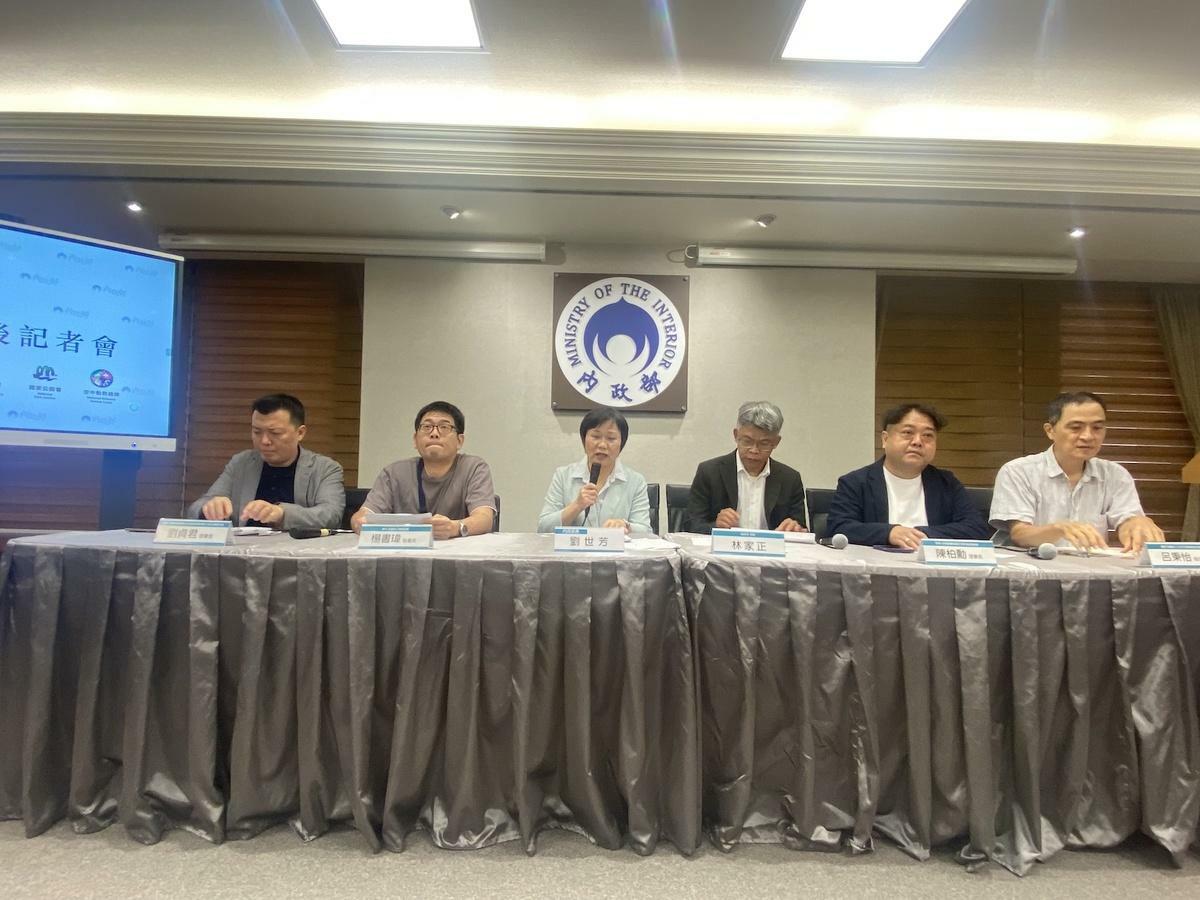內政部18日就租賃專法修法邀請相關團體座談，包括中華民國租賃住宅服務商業同意公會全國聯合會理事長劉貞君、勞工陣線秘書長楊書瑋、房東代表、中華民國租賃住宅房東服務總會理事長陳柏勳、崔媽媽基金會執行長呂秉怡等人。他們也於會後陪同內政部長劉世芳、地政司司長林家正出席記者會。 圖：林朝億/攝