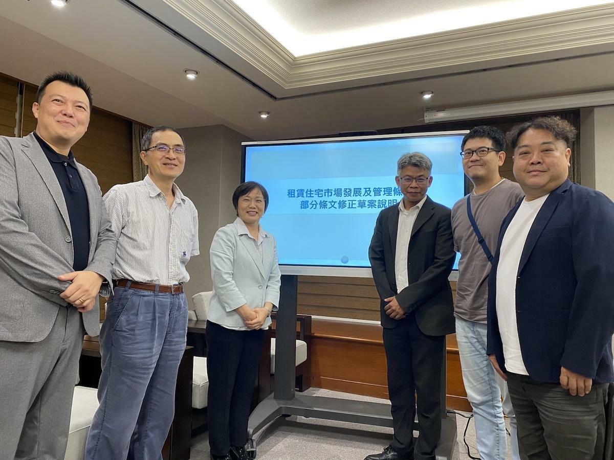內政部18日就租賃專法修法邀請相關團體座談，包括中華民國租賃住宅服務商業同意公會全國聯合會理事長劉貞君、勞工陣線秘書長楊書瑋、房東代表、中華民國租賃住宅房東服務總會理事長陳柏勳、崔媽媽基金會執行長呂秉怡等人。他們也於會後陪同內政部長劉世芳、地政司司長林家正出席記者會。 圖：林朝億/攝
