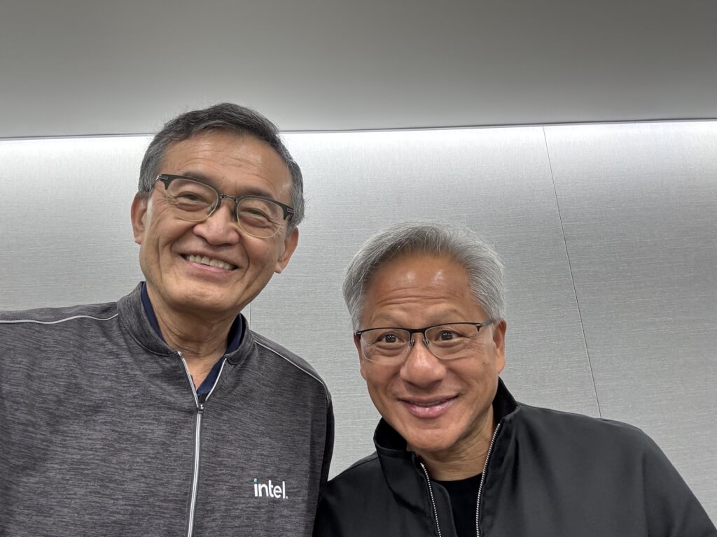 輝達執行長黃仁勳（右）與英特爾執行長陳立武（左）18日召開線上記者會，就雙方合作開發產品、及輝達入股英特爾之決策考量，回應外界提問。 圖：取自x.com/lipbutan1