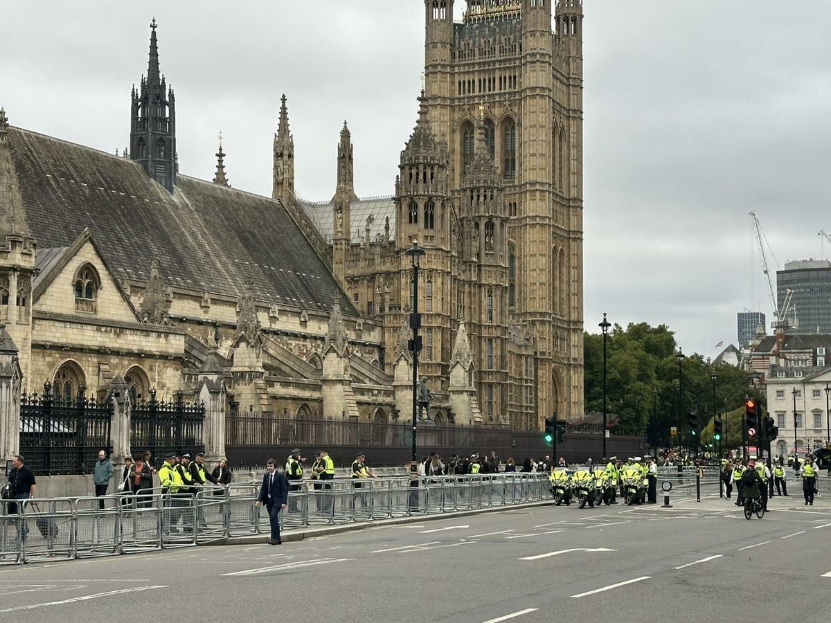 川普訪英，英國民眾抗議，國會周遭馬路淨空，防止民眾失控，警察如臨大敵。 圖：朱蒲青攝