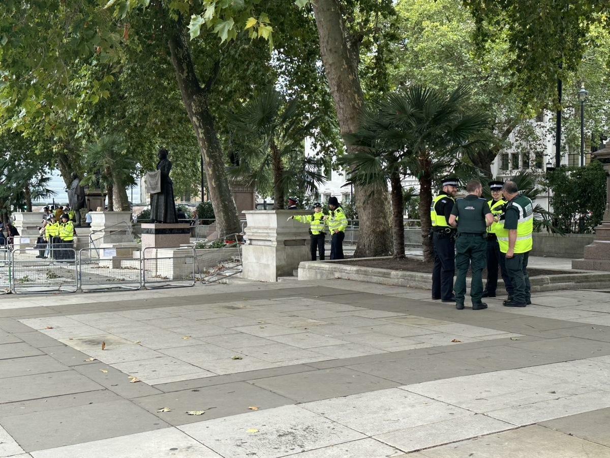 川普訪英，英國民眾抗議，國會周遭馬路淨空，防止民眾失控，警察如臨大敵。 圖：朱蒲青攝