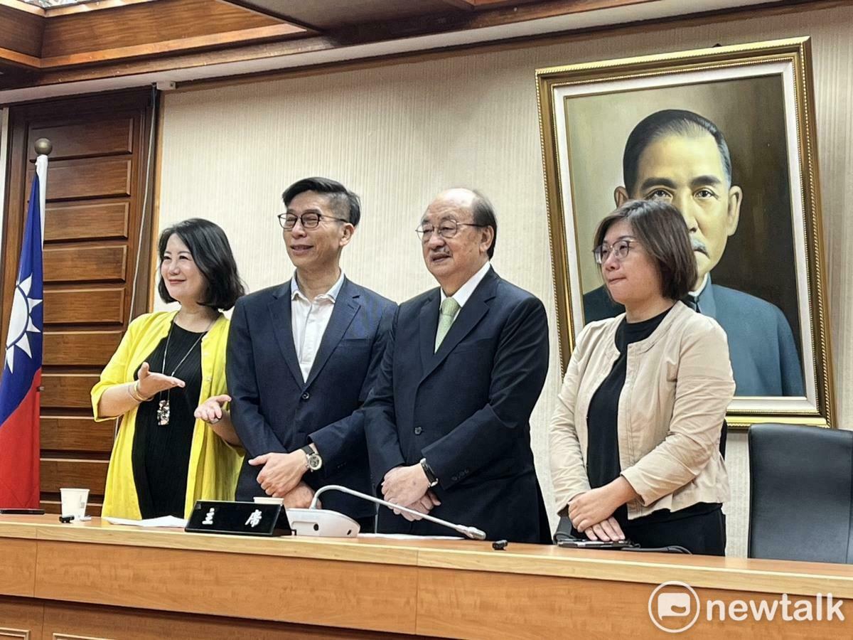 民進黨團總召柯建銘率領新會期幹事長鍾佳濱、書記長陳培瑜向媒體對外亮相。 圖：金大鈞/攝（資料照）