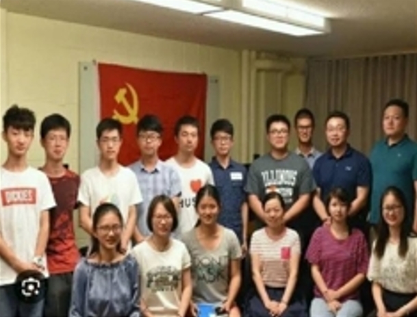在美國大學校園內開會的中共黨支部成員。  圖 : 翻攝自 X /  Save America