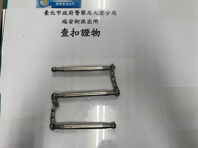 警方查扣犯案工具三節鞭。 圖：警方提供