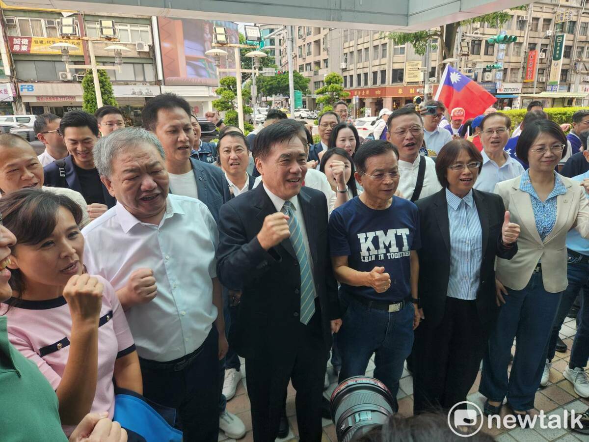 郝龍斌（圖中）在新北市議長蔣根煌（圖左）及各級民代的陪同下，赴國民黨中央登記參選國民黨主席。 圖：黃建豪/攝