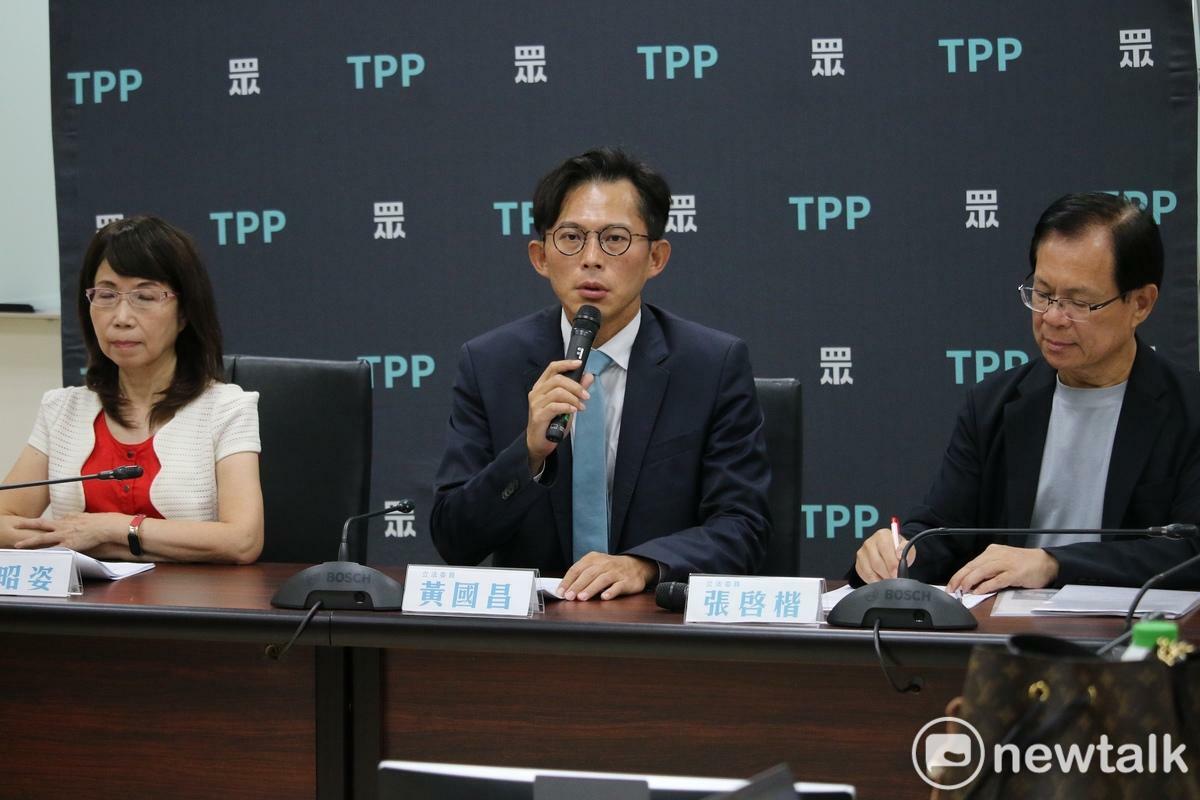 民眾黨團總召黃國昌（中）、副總召張啓楷（右）、幹事長陳昭姿（左）。 圖：周煊惠 / 攝