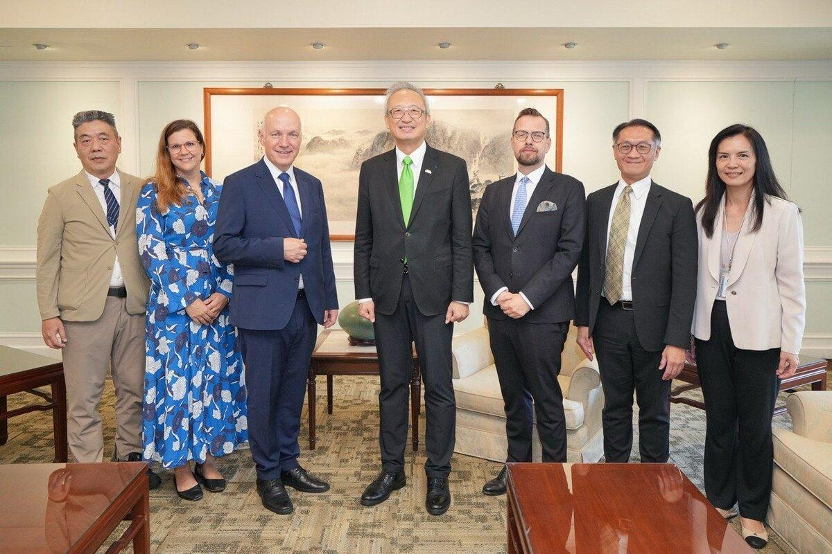 外交部政務次長吳志中（中）與捷克參議院外交委員會主席費雪（Pavel_Fischer，左三）等貴賓合影。 圖：外交部提供
