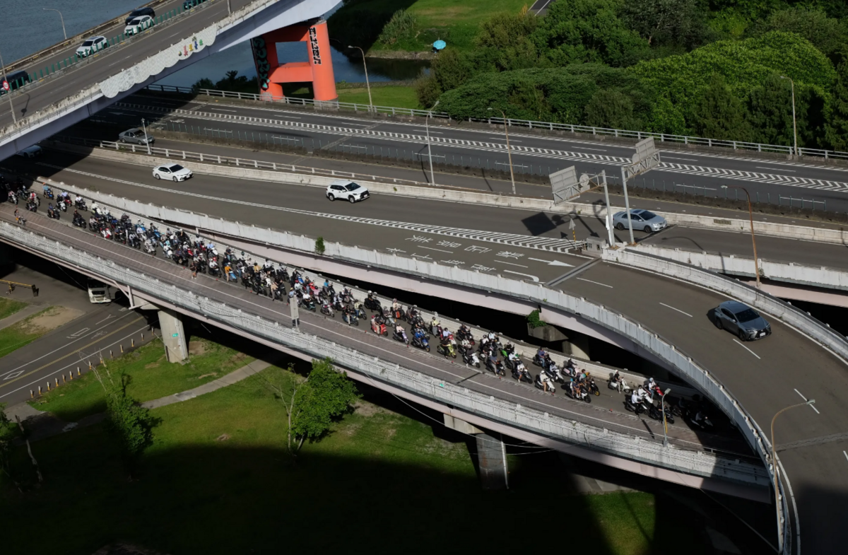 公館圓環拆除釀塞爆「機車貪食蛇」　胡采蘋批政策反覆無視疏散設計恐讓交通更惡化。 圖：翻攝自＠cy.nomad  threads 帳號