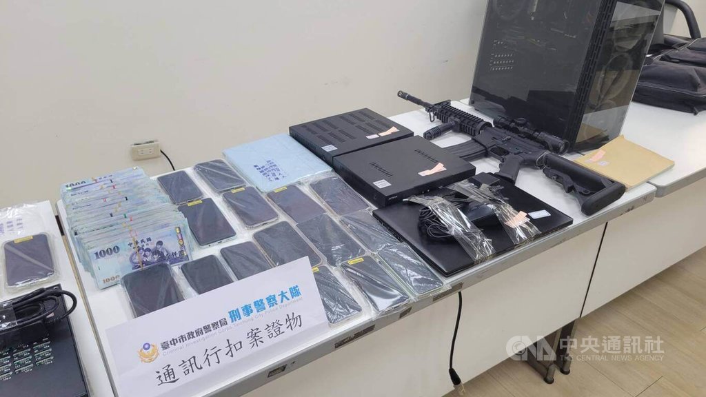 台中市警察局19日宣布破獲詐騙案，查扣人頭門號約4000門，起出大批通訊贓證物，清查被害人數約250名、財損金額約新台幣5億元。（翻攝照片）中央社記者郝雪卿傳真  114年9月19日