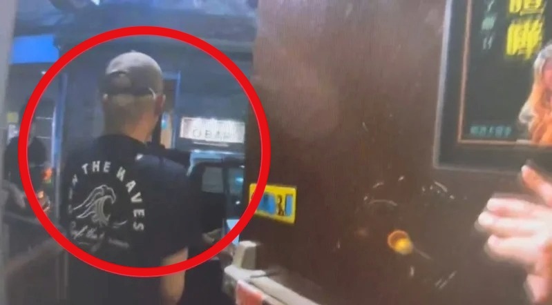 田品翔在酒吧擔任服務生，警方檢查時謊報身分證遭識破。 圖：警方提供