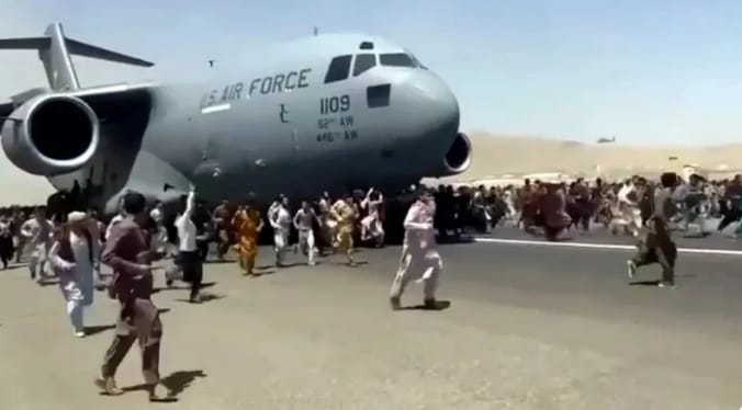 2021年八月，美軍撤離阿富汗巴格拉姆空軍基地時的慌亂景象。 圖 : 翻攝自觀察者網