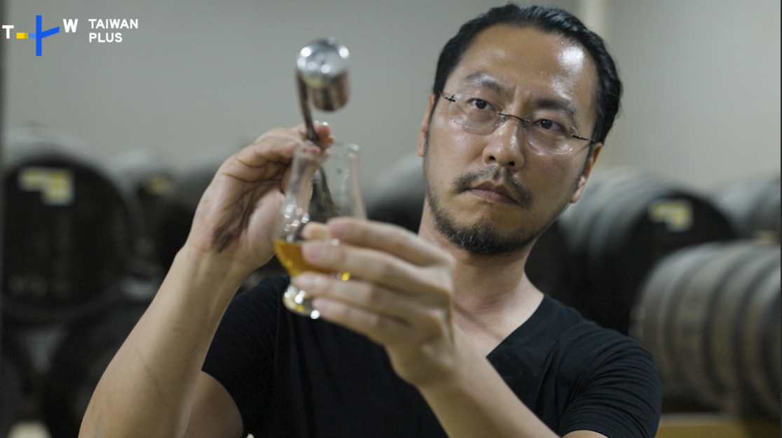 首次入圍的酒類專家王鵬在《Taiwan on the Rocks》中，用專業知識與輕鬆的主持風格，將台灣的多元酒類產品與文化推向國際，使其成為TaiwanPlus最受歡迎節目之一。 圖：TaiwanPlus提供