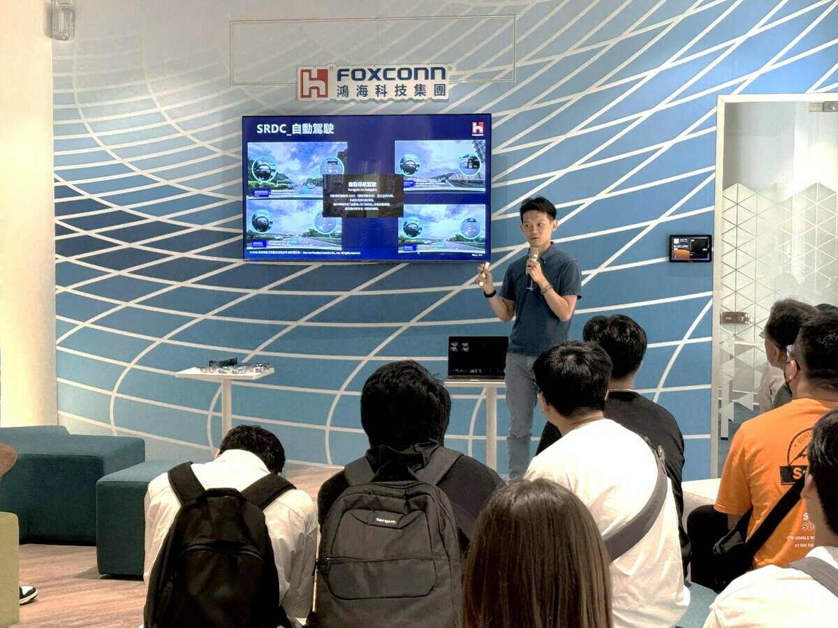 鴻海經理林晉輝分享軟體研發中心專案，帶領學生深入了解電動車自動駕駛發展趨勢。 圖：高雄市青年局／提供