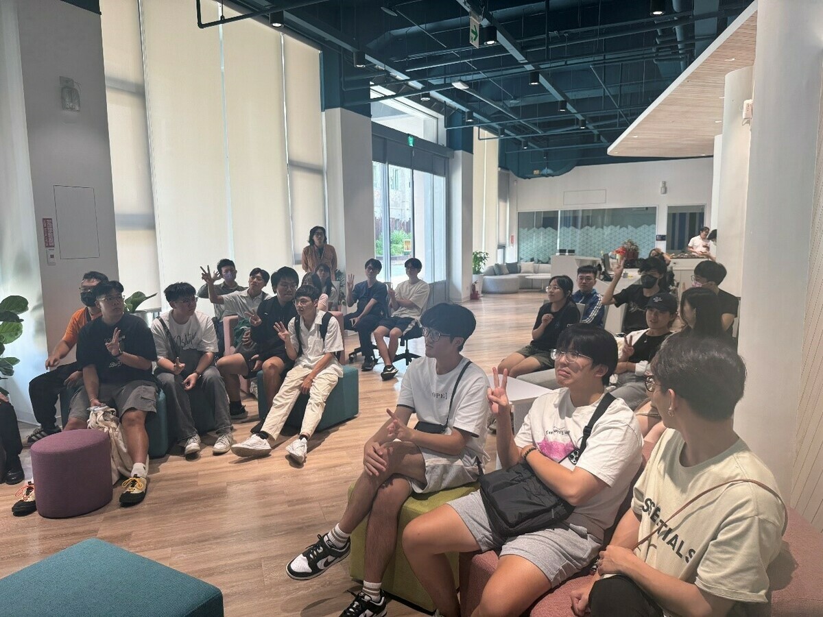 青年學員在活動中不時提問，展現對科技產業的學習熱情。 圖：高雄市青年局／提供