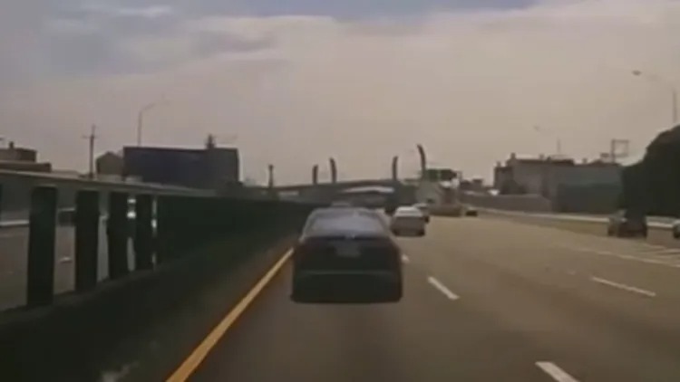 民營救護車遭賓士阻擋，向國道警察檢舉卻不予舉發。 圖：翻攝自Threads