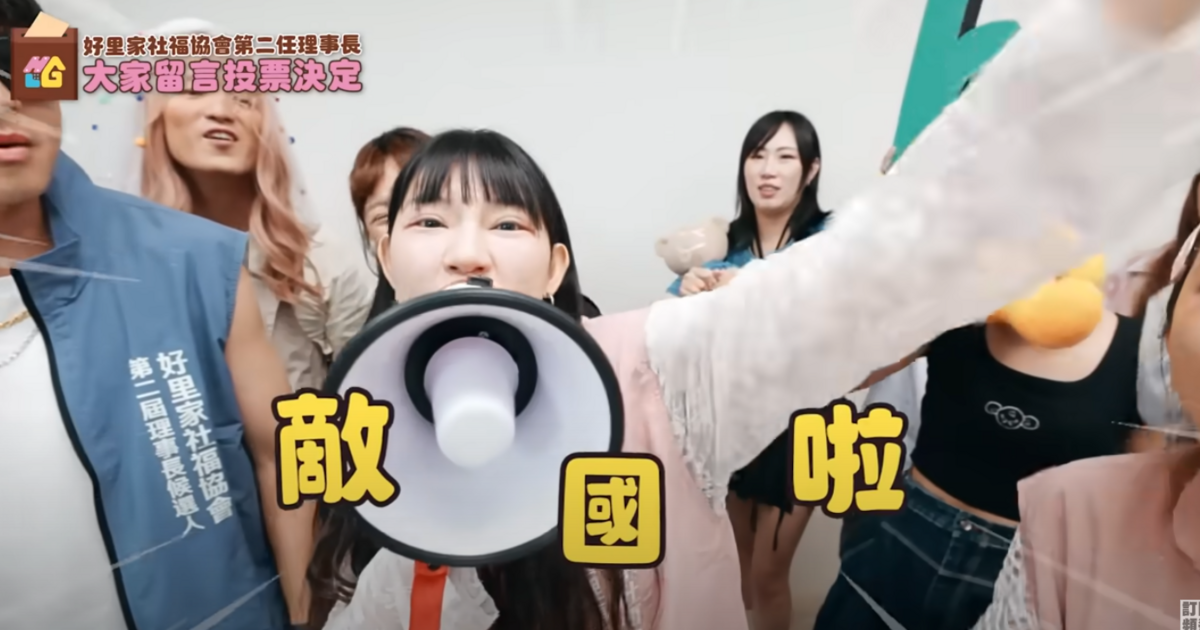 在最新的影片中，該品牌總監再度被問「中國是不是外國」時，則霸氣回應「中國是敵國啦！」掀起一陣高潮。 圖：取自蔡阿嘎YT頻道