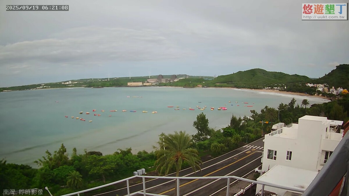近日恆春南灣海域出現「陰陽海」現象。 圖：截自「悠遊墾丁」YouTube直播畫面
