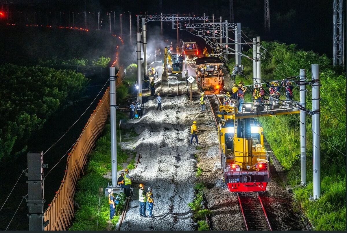 施工團隊把握夜間有限的黃金施工時間進行作業。 圖：交通部鐵道局／提供