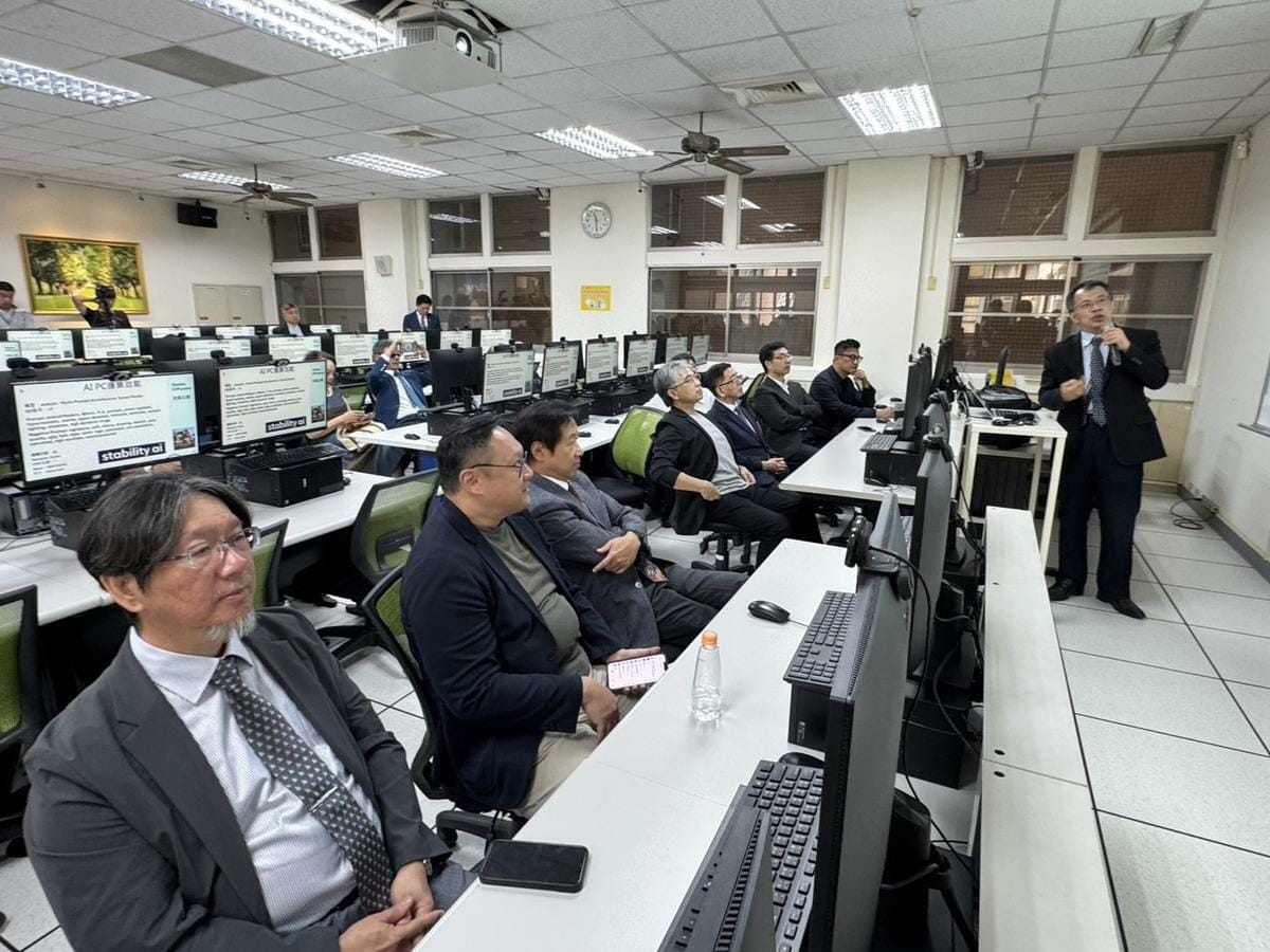 東海大學在全國校友總會的號召下，凝聚歷屆校友的支持，並結合戴爾科技集團（Dell）與輝達NVIDIA的專業協助，成功建置全國最節能的AI PC教室，昨（18）日舉行啟用儀式。 圖：東海大學/提供