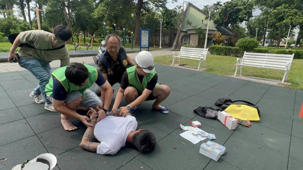 詐騙集團假冒金管會、檢警身分，詐騙金門民眾約新台幣200萬元，金門與高雄警方組成專案小組，趁詐團要求於高雄面交現金時，將車手逮捕。（金門縣警察局金城分局提供）中央社記者吳玟嶸傳真  114年9月19日