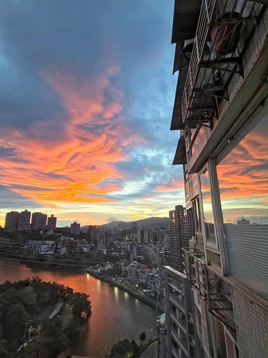 中央氣象局長鄭明典PO出夢幻橘紅色天空美照。 圖：取自鄭明典臉書