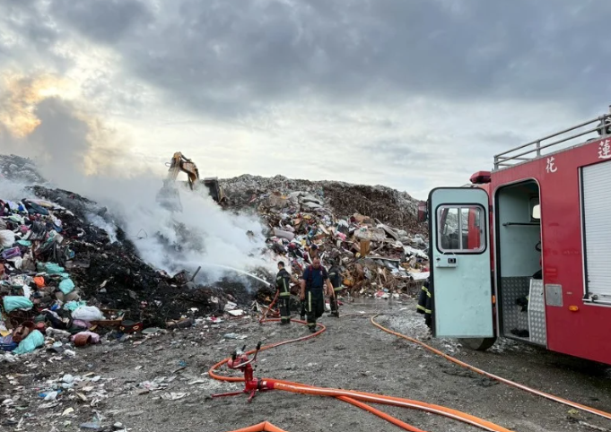縣消防局接獲通報，立即調派8車12人前往救援。 圖：花蓮市公所/提供