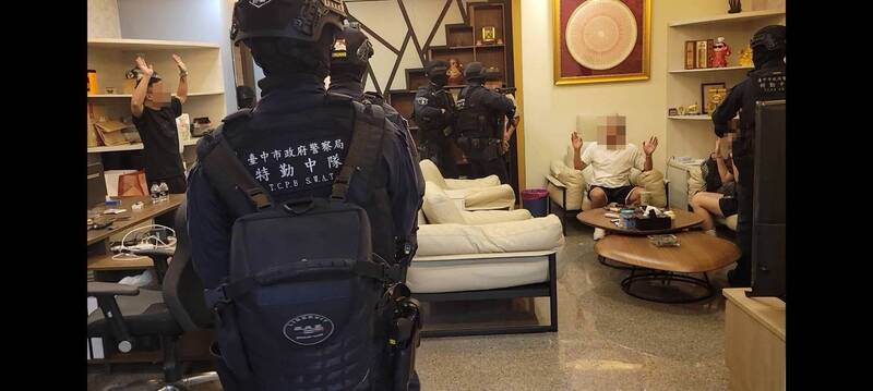 警方發動三波搜索行動，共拘提25人到案。 圖：警方提供