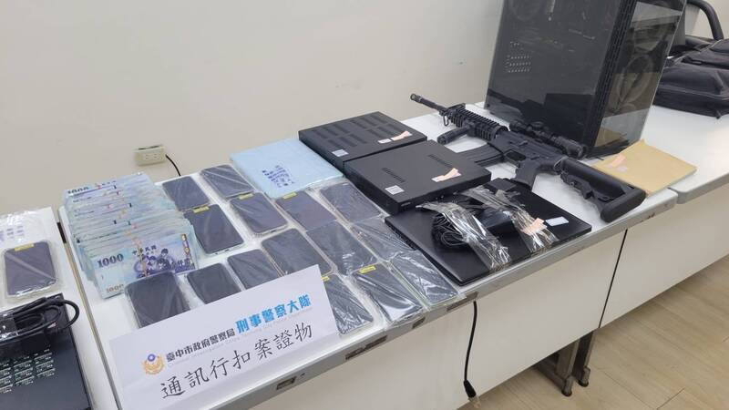 警方於現場查扣DMT設備1台、手機35支、SIM卡、月租卡等大量電信工具。 圖：警方提供