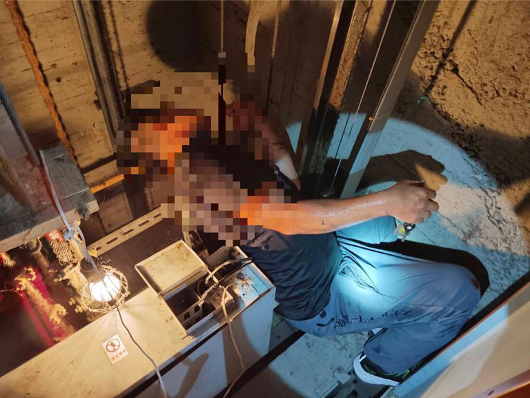 清潔人員疑似因不滿長期遭到投訴，與住戶爆發口角，竟情緒失控，將人推入電梯井。 圖：新竹市消防局/提供