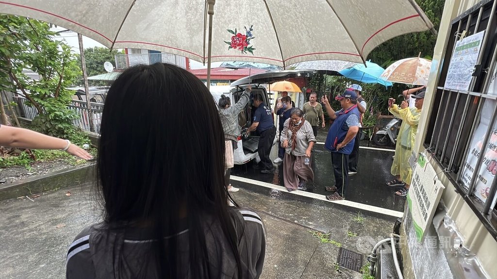 被譽為「超人醫生」的台東南迴地區醫生徐超斌近年飽受癌症之苦，18日晚間病逝，親友等人19日上午無畏雨勢，聚集在徐超斌老家等待遺體送回。中央社記者盧太城台東攝  114年9月19日