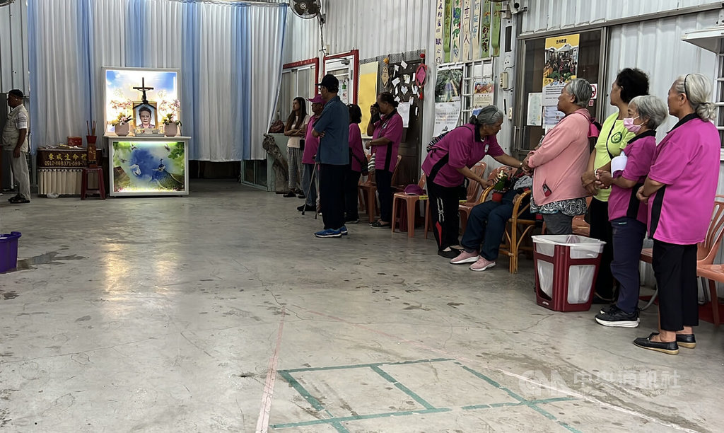 被譽為「超人醫生」的台東南迴地區醫生徐超斌18日晚間不敵病魔逝世，親友長輩19日上午聚集在徐超斌老家等待遺體送回，也有青年朋友幫忙整理靈堂。中央社記者盧太城台東攝  114年9月19日