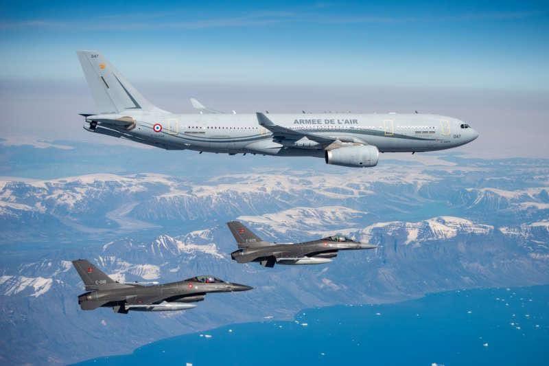丹麥「北極之光 2025」聯合軍演。圖最上方為法國空中巴士的加油機，下面兩台為 F-16 戰鬥機。 圖：翻攝自 X