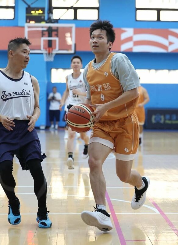 運動部長李洋（右）19日在2025新聞盃籃球賽領軍出征，親自穿起球衣下場比賽、帥氣上籃得分，也用自身例子鼓勵大家一起運動同樂。（新聞盃籃球賽提供）中央社記者陳容琛傳真  114年9月19日
